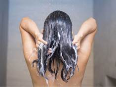 Šamponu na vlasy se zříká stále více lidí