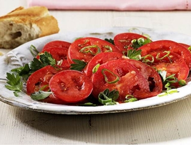 Salát z rajčat s petrželkou