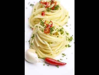 Špagety s pečeným česnekem a chilli papričkou
