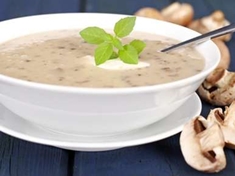 
	Výborná, sytá houbová polévka, kterou si můžete připravit, i když zrovna venku houby nerostou.
