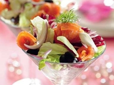 
	Salát s lososem a olivami se hodí jako lehký předkrm nebo klidně jako samostatný salát na lehkou večeři.
